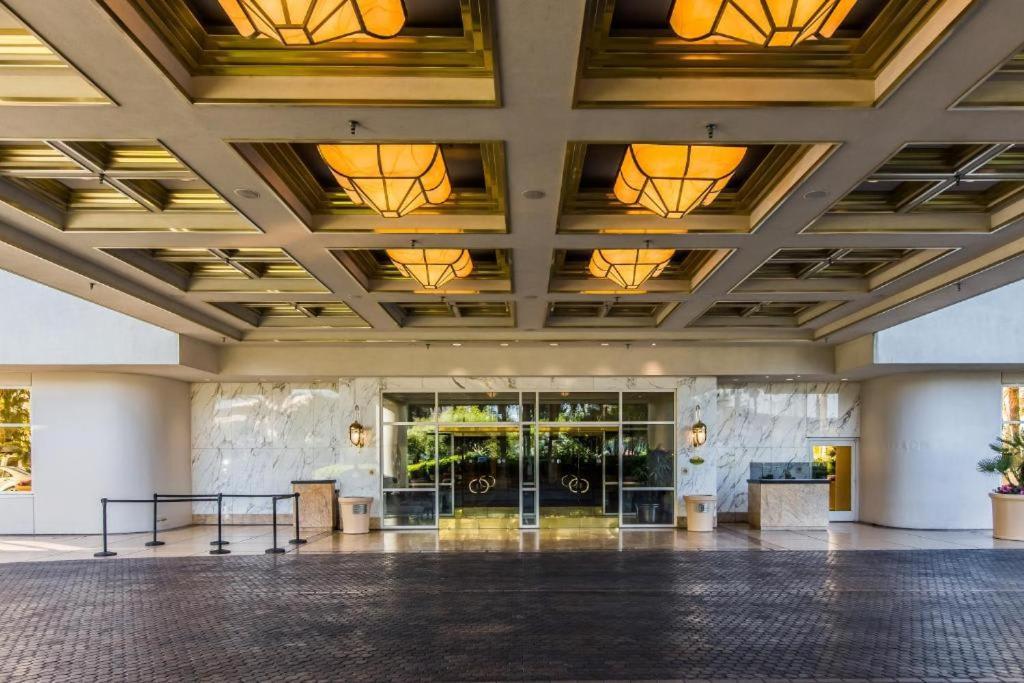 Stunning Mgm Strip View 16611 Apartment